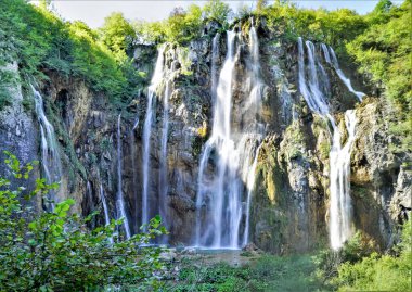 Hırvatistan'da Plitvic göllerinde büyük şelale-turkuaz su hikayesi.