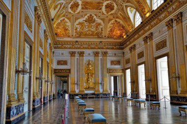 Yüksek tavanı ve yaldızlı süslemeleri olan taht odası İtalya 'daki Caserta Sarayı' nın en güzel salonlarından biridir..