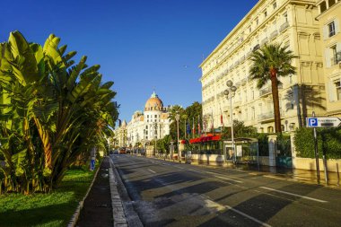        1 _ Boulevard Fransa 'nın Nice şehrindeki ünlü Negresco Oteli ile İngiliz Yürüyüşü.                        