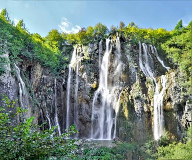 Hırvatistan 'ın Plitvic göllerindeki büyük şelalenin eteğinde.