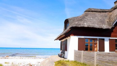 Deniz kenarı thatched çatı ile ev