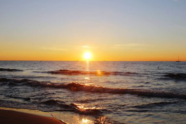 Sahilde güzel altın gün batımı