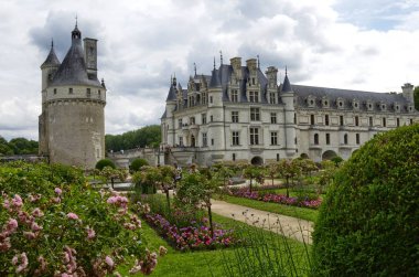 Castle, Chenonceau, Loire bölgesi, Fransa. 27 Haziran 2017 ek. Caterina de bahçeleri tarafındaki Kale Görünümü ' Medici