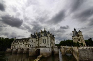 Castle, Chenonceau, Loire bölgesi, Fransa. 27 Haziran 2017 anlık görüntü. Cher Nehri üzerinde kale Poitiers Diana bahçeleri tarafındaki görüntülemek.