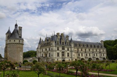 Castle, Chenonceau, Loire bölgesi, Fransa. 27 Haziran 2017 ek. Caterina de bahçeleri tarafındaki Kale Görünümü ' Medici