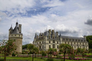 Castle, Chenonceau, Loire bölgesi, Fransa. 27 Haziran 2017 ek. Caterina de bahçeleri tarafındaki Kale Görünümü ' Medici