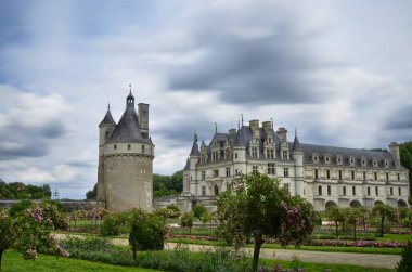 Castle, Chenonceau, Loire bölgesi, Fransa. 27 Haziran 2017 ek. Caterina de bahçeleri tarafındaki Kale Görünümü ' Medici