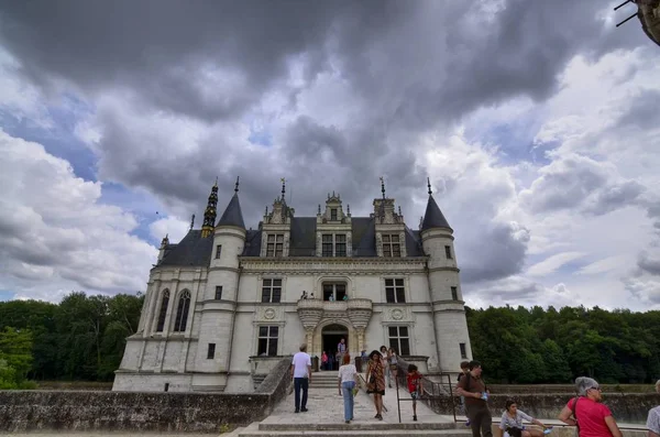 法国卢瓦尔地区 Chenonceau 2017年6月27日的快照 从长绿树成荫的入口大道的城堡的看法 — 图库照片