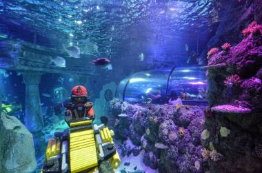Almanya, Ichenhausen 25 Haziran 2015 yakınındaki Lego park 'Legoland'. Normal bir akvaryum olmasının yanı sıra deniz-hayat tarafından Atlantis denen legoland park, akvaryum tankları Lego set-up var