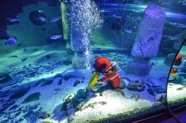 イヘンハウゼン 2015 日近くのドイツ レゴ公園 レゴランド 通常の水族館であることに加えて アトランティス海の生活を呼び出して レゴランド パークの水族館タンクはレゴ セットアップを持っています — ストック写真