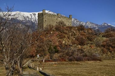 Chatillon, Valle d'Aosta, İtalya 11 Şubat 2018 kısmını Ussel. Üç yönden kale soluna alınan vurdu.