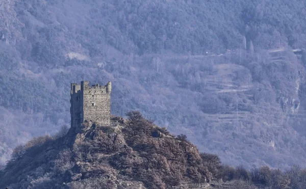 2018年2月11日 意大利雷纳 Ussel 的一小部分 拍摄从山谷 附近的岗巴县城堡对 Ussel 的城堡 — 图库照片