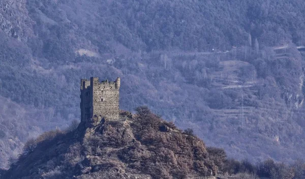 2018年2月11日 意大利雷纳 Ussel 的一小部分 拍摄从山谷 附近的岗巴县城堡对 Ussel 的城堡 — 图库照片