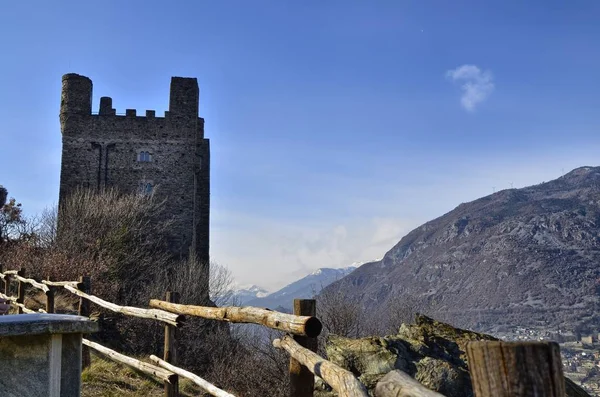 2018年2月11日 意大利雷纳 Ussel 的一小部分 从右边的三个处所拍摄的城堡 — 图库照片