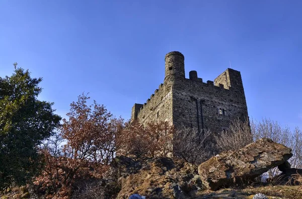 2018年2月11日 意大利雷纳 Ussel 的一小部分 从右边的三个处所拍摄的城堡 — 图库照片