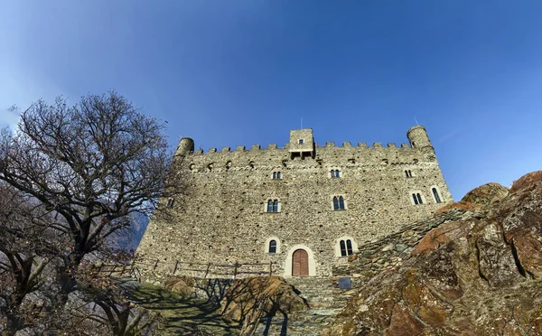 2018年2月11日 意大利雷纳 Ussel 的一小部分 城堡门面的大格式相片 入口边 — 图库照片