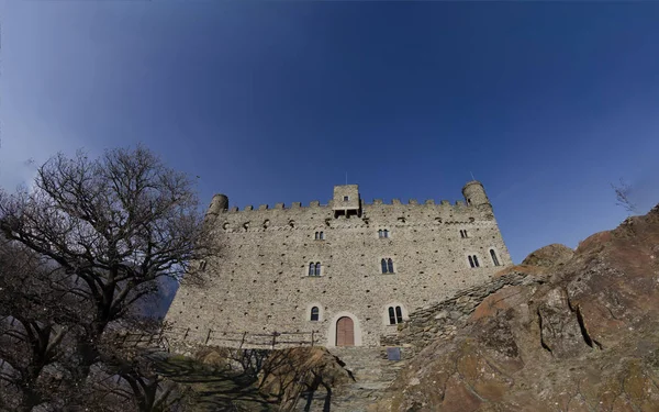 2018年2月11日 意大利雷纳 Ussel 的一小部分 城堡门面的大格式相片 入口边 — 图库照片