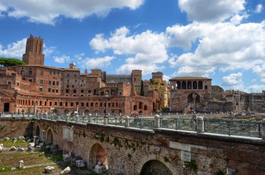 Roma İtalya. 15 Ağustos 2014 13:00. İmparatorluk delikler, arka plan turistler. Mavi gökyüzü ve yumuşak beyaz bulutlar.