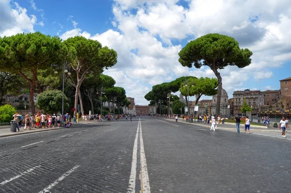 意大利罗马 2014年8月15日在13 街道的帝国洞 在背景的竞技场 蓝天和柔和的白云 — 图库照片