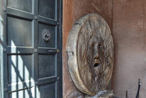 Рот Истины, церковь Санта Мария в Космедине Рима. Taken on 15 August 2014 at 16: 00
