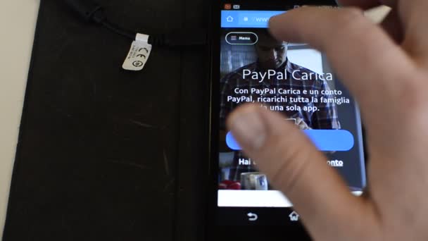 Turín Italia Febrero 2018 Acceso Desde Smartphone Cuenta Paypal Línea — Vídeos de Stock