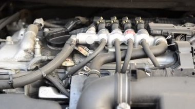 7 Mart 2018 Turin, Piedmont İtalya. Toyota Prius hibrid elektrikli benzin. Dönüşümü Lpg kaynağı ile. Baş kapak enjektörleri Brc. Toyota vurgular hybrid synergy sürücü tarafından üretilen gaz gizler