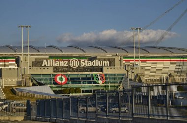 Torino, İtalya, Piyemonte - 8 Mart 2018 burada 19:15 Günbatımı doğru. Allianz delil olarak tipik beyaz yazı ile Stadı Turin, eski Juventus Stadyumu, ana giriş yönü