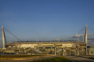 Torino, İtalya, Piyemonte - 8 Mart 2018 burada 19:15 Günbatımı doğru. Allianz delil olarak tipik beyaz yazı ile Stadı Turin, eski Juventus Stadyumu, ana giriş yönü