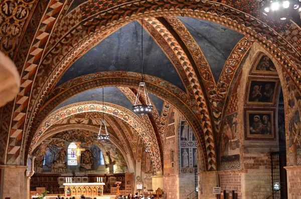 意大利阿西西 2016年8月12日 在意大利翁布里亚的日落时分 阿西西著名大教堂 圣弗朗西斯教皇大教堂 的内部 — 图库照片
