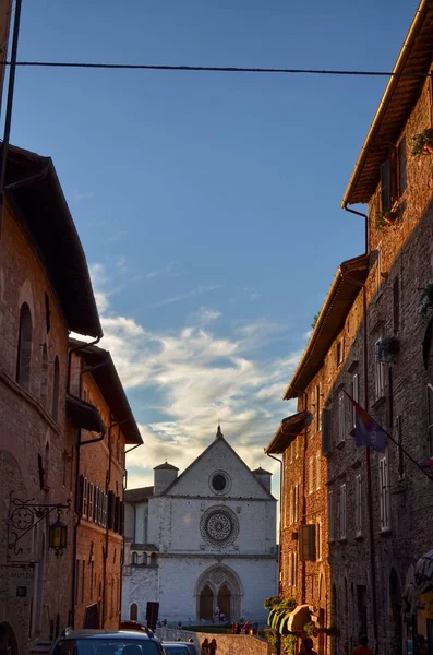 Vista Frontale Della Basilica San Francesco Assisi Sole Picchi Dietro — Foto Stock