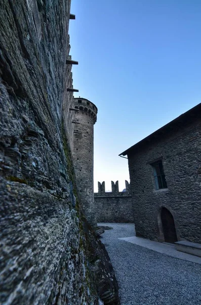Fenis ヴァッレ ダオスタ州 イタリア 2015 中庭に見られる城の壁の中 — ストック写真