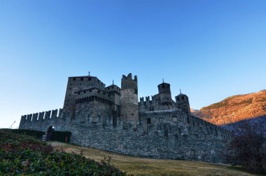 Fenis, Valle d'Aosta, İtalya 26 Aralık 2015. Fenis kale duvarlarının dış görünümü