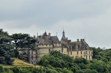 Chaumont kale sur Loire 29 Haziran 2017 2016: Loire Valley, Fransa. Loire Nehri'nin tam tersi bankadan çekilen fotoğraf 