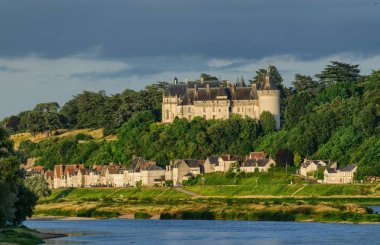 Chaumont kale sur Loire 29 Haziran 2017 2016: Loire Valley, Fransa. Loire Nehri'nin tam tersi bankadan çekilen fotoğraf 