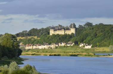 Chaumont kale sur Loire 29 Haziran 2017 2016: Loire Valley, Fransa. Loire Nehri'nin tam tersi bankadan çekilen fotoğraf 
