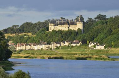 Chaumont kale sur Loire 29 Haziran 2017 2016: Loire Valley, Fransa. Loire Nehri'nin tam tersi bankadan çekilen fotoğraf 