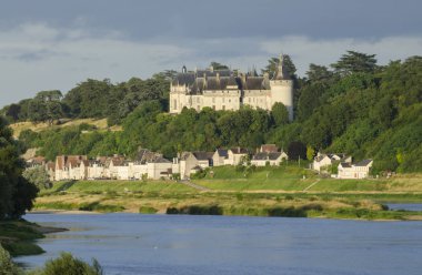 Chaumont kale sur Loire 29 Haziran 2017 2016: Loire Valley, Fransa. Loire Nehri'nin tam tersi bankadan çekilen fotoğraf 