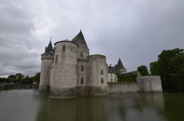 Castle, Sully-sur-Loire, Loire bölgesi, Fransa. 18:21 30 Haziran 2017 ek. Castle park girişinde ele geçirdi. Beyaz bulutların üzerinde mavi gökyüzü hareket. Kuleleri de görüntüde görünür.