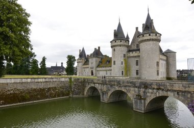 Castle, Sully-sur-Loire, Loire bölgesi, Fransa. 18:21 30 Haziran 2017 ek. Castle park girişinde ele geçirdi. Beyaz bulutların üzerinde mavi gökyüzü hareket. Kuleleri de görüntüde görünür.