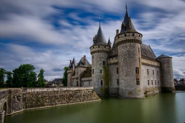 Castle, Sully-sur-Loire, Loire bölgesi, Fransa. 18:21 30 Haziran 2017 ek. Castle park girişinde ele geçirdi. Beyaz bulutların üzerinde mavi gökyüzü hareket. Kuleleri de görüntüde görünür.