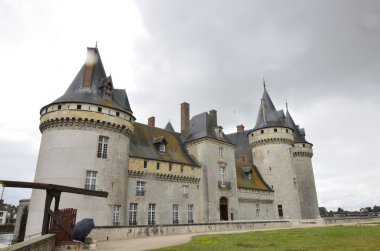 Castle, Sully-sur-Loire, Loire bölgesi, Fransa. 18:21 30 Haziran 2017 ek. Castle park girişinde ele geçirdi. Beyaz bulutların üzerinde mavi gökyüzü hareket. Kuleleri de görüntüde görünür.