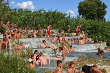 Terme di Saturnia, Toskana, İtalya 19 Ağustos 2014, termal hamam, değerli termal sularda yüzme turist dolu 3 pm. 30 Panoramik manzaralı.