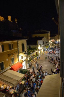 Castiglione della Pescaia, Toskana, İtalya 22 Ağustos 2014 saat 23:00. «Ana sayfa» corso görünümünü della libert yemekten sonra gezinme turist dolu.
