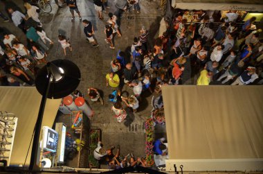 Castiglione della Pescaia, Toskana, İtalya 22 Ağustos 2014 saat 23:00. «Ana sayfa» corso görünümünü della libert yemekten sonra gezinme turist dolu.