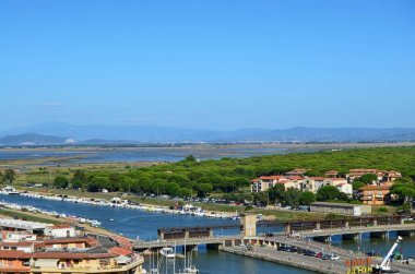 Castiglione della Pescaia, Toskana, İtalya 18 Ağustos 2014, 5 pm. 00 panoramik castle hill alt üst.
