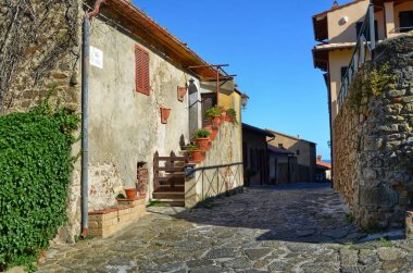Castiglione della Pescaia, Toskana, İtalya 18 Ağustos 2014, 5:30 pm. sokaklarında tepe üzerinde kale civarında tarihi merkez.