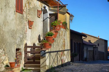 Castiglione della Pescaia, Toskana, İtalya 18 Ağustos 2014, 5:30 pm. sokaklarında tepe üzerinde kale civarında tarihi merkez.
