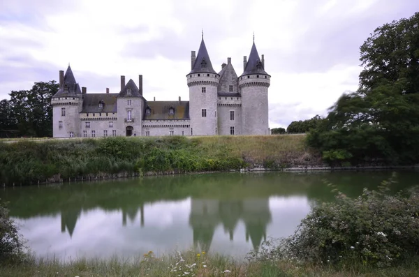 法国卢瓦尔地区的卢瓦尔城堡 快照2017年6月30日在18 在城堡公园入口处被抓获 白云在蓝天上移动 在图像中可见的塔 — 图库照片