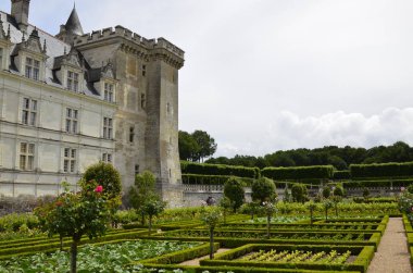 Villandry, Loire valley, Fransa 26 Haziran 2017. Muhteşem sebze bahçeleri, salata ve ustaca ekili sebze tarafında kale görünümü.
