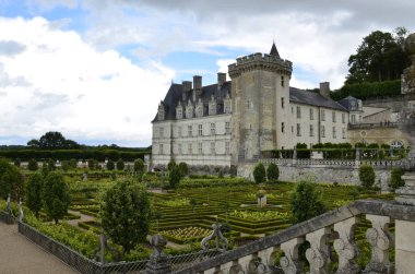 Villandry, Loire valley, Fransa 26 Haziran 2017. Muhteşem sebze bahçeleri, salata ve ustaca ekili sebze tarafında kale görünümü.